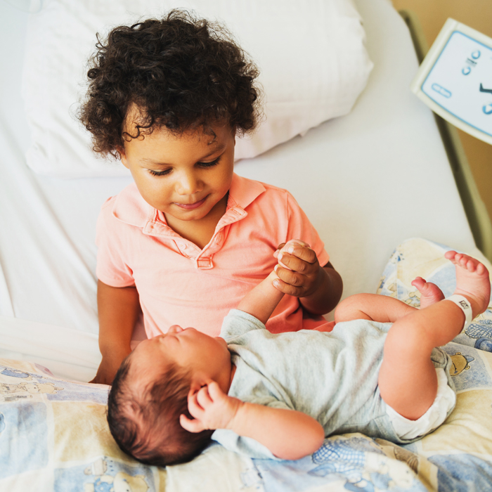 4 consejos para presentar a un niño pequeño a un nuevo hermano