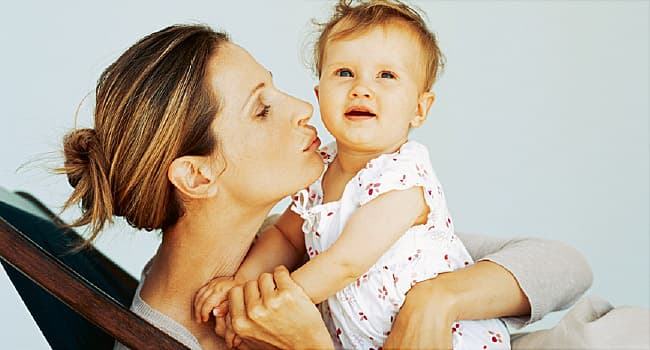 Cómo calmar y consolar a un bebé que llora: Envolver al bebé y otros remedios