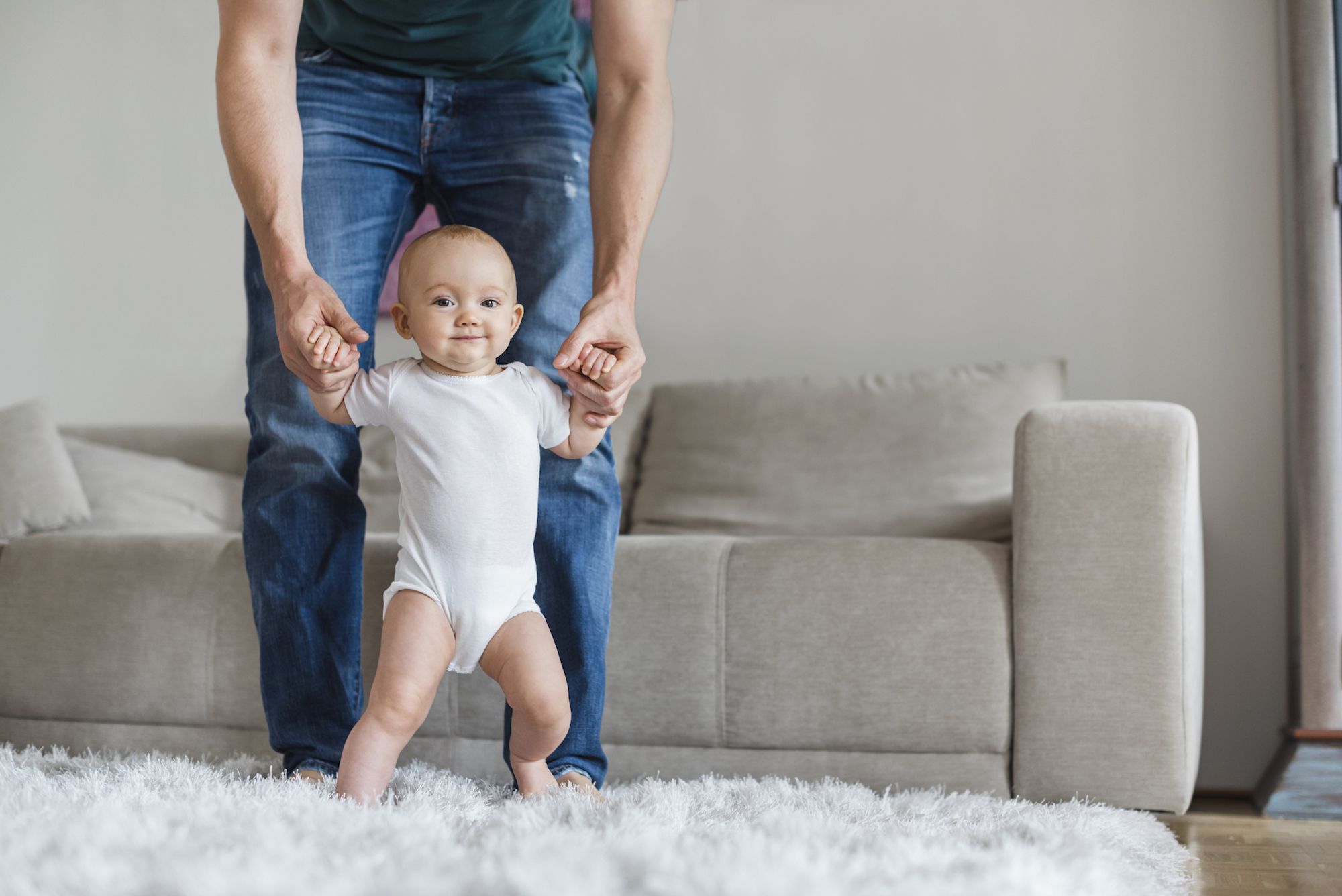 Cómo el reflejo de pisar prepara a los bebés para caminar antes de los dos meses