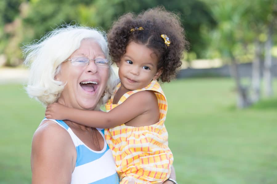 Cuando un niño pequeño (sólo) quiere a la abuela