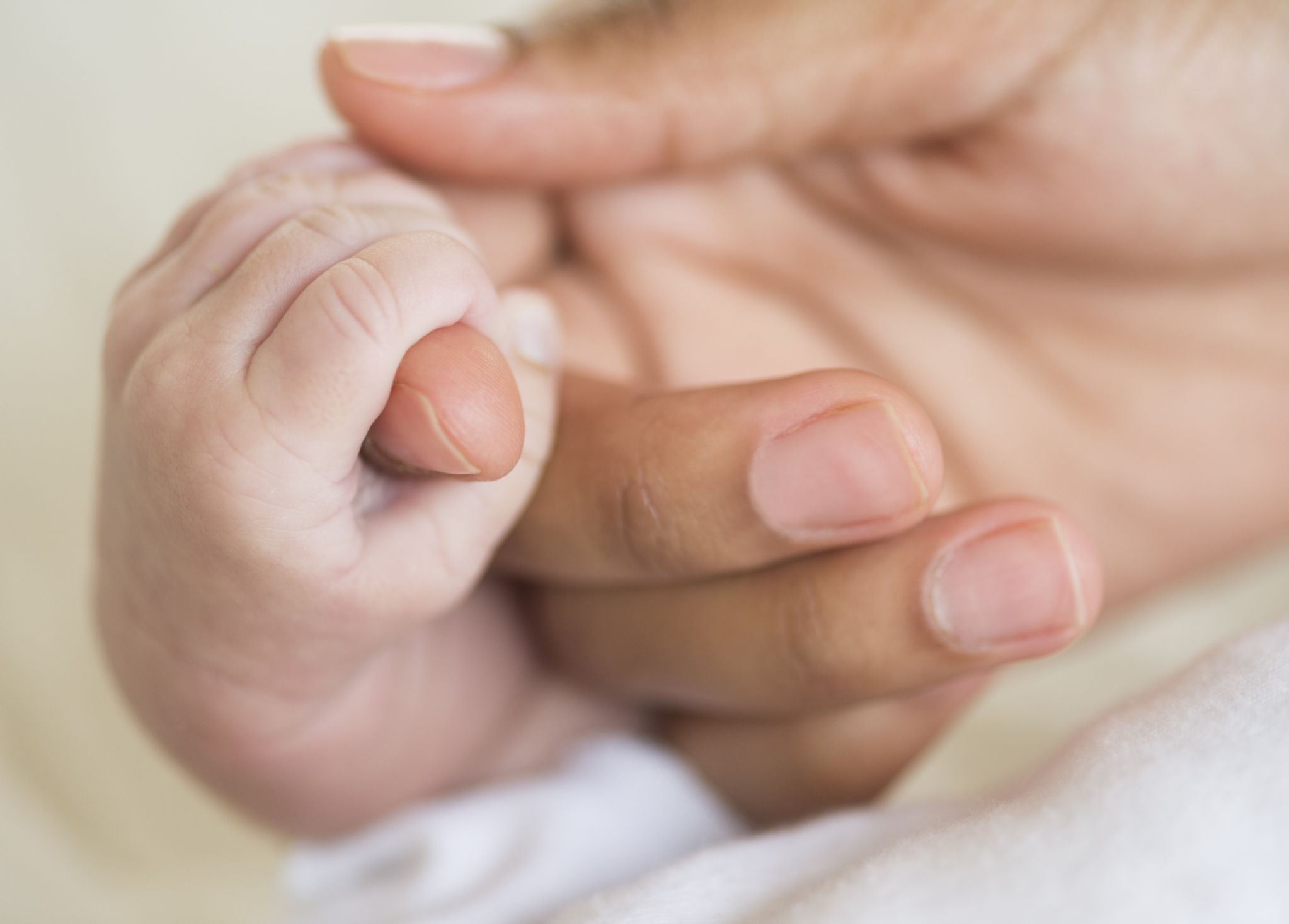 Por qué su recién nacido tiene un reflejo de agarre