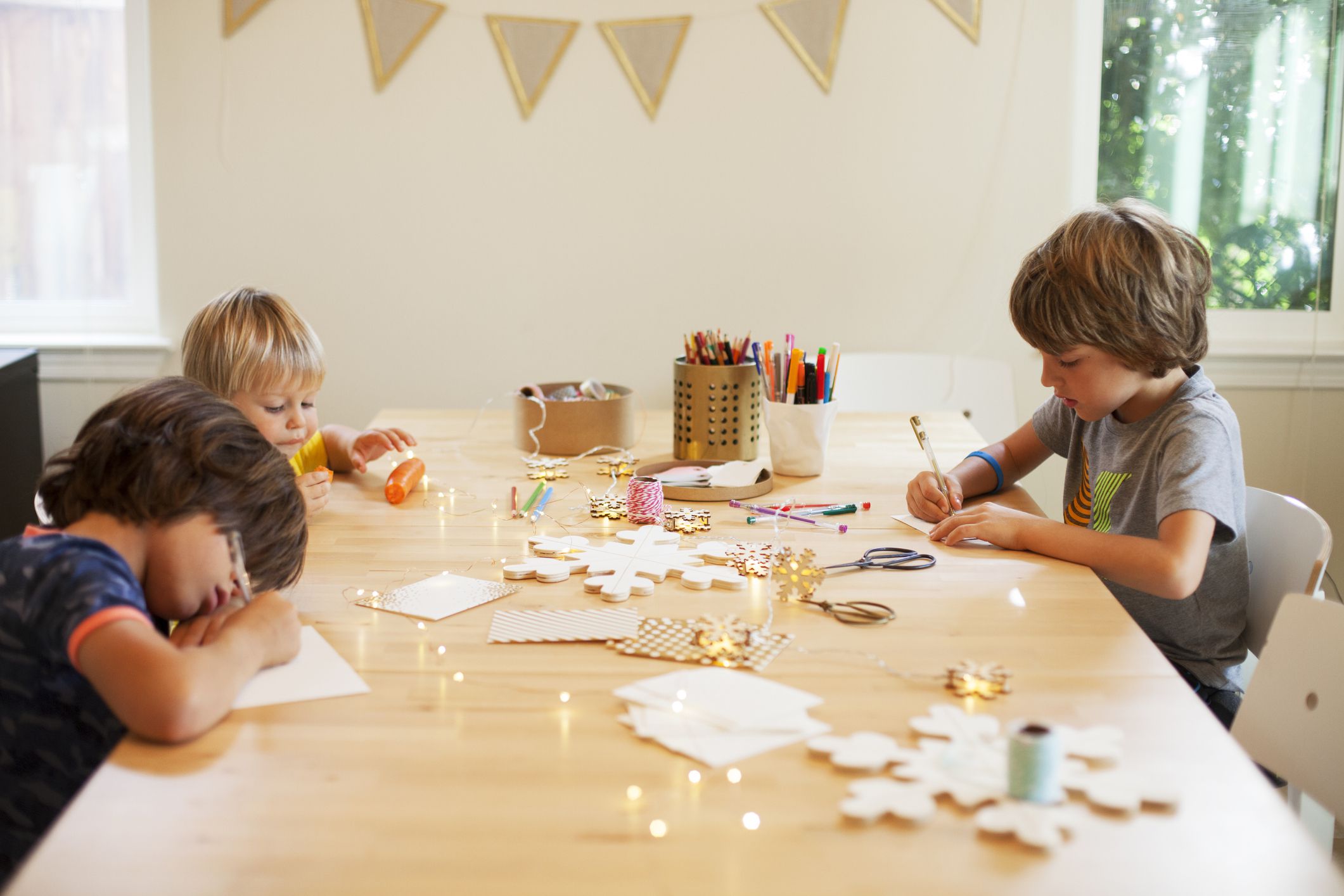 Cómo las tradiciones navideñas, como el duende de la estantería, impulsan el desarrollo de los niños