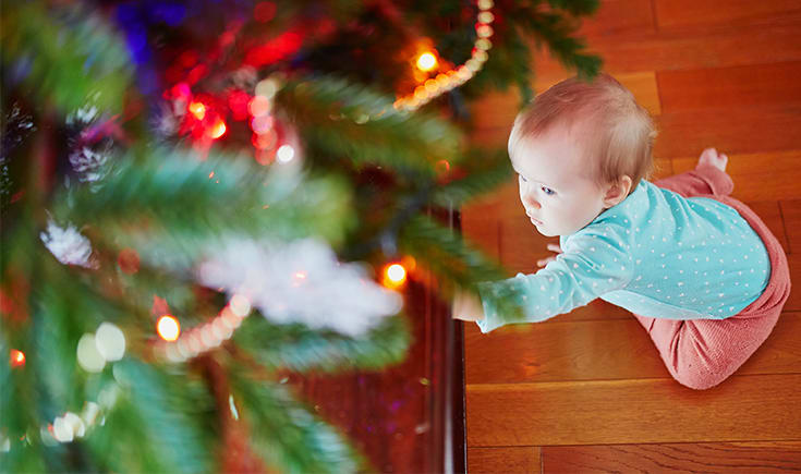 Consejos para que el árbol de Navidad sea a prueba de bebés