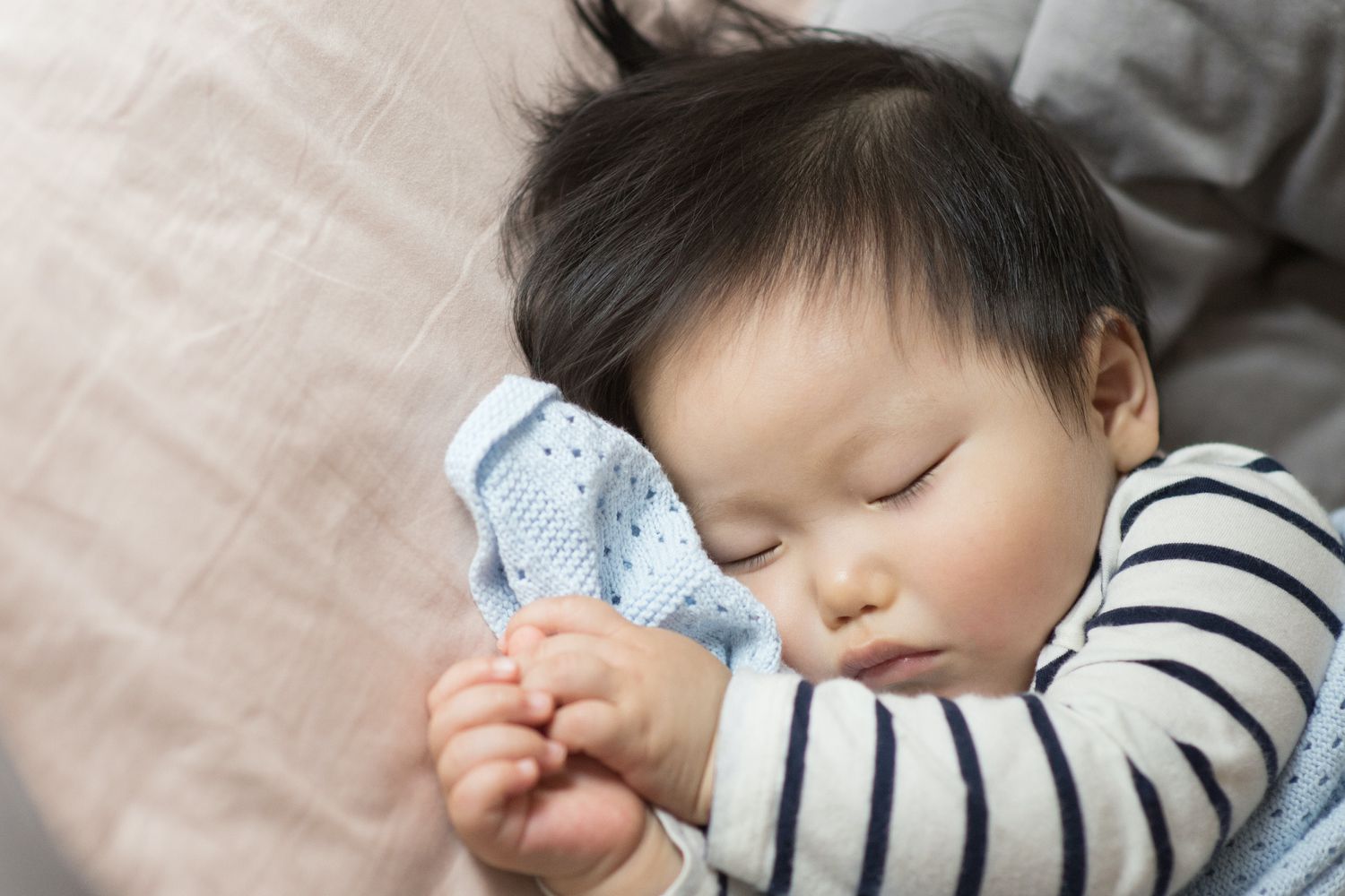 ¿Cuándo puede dormir mi bebé con una manta?