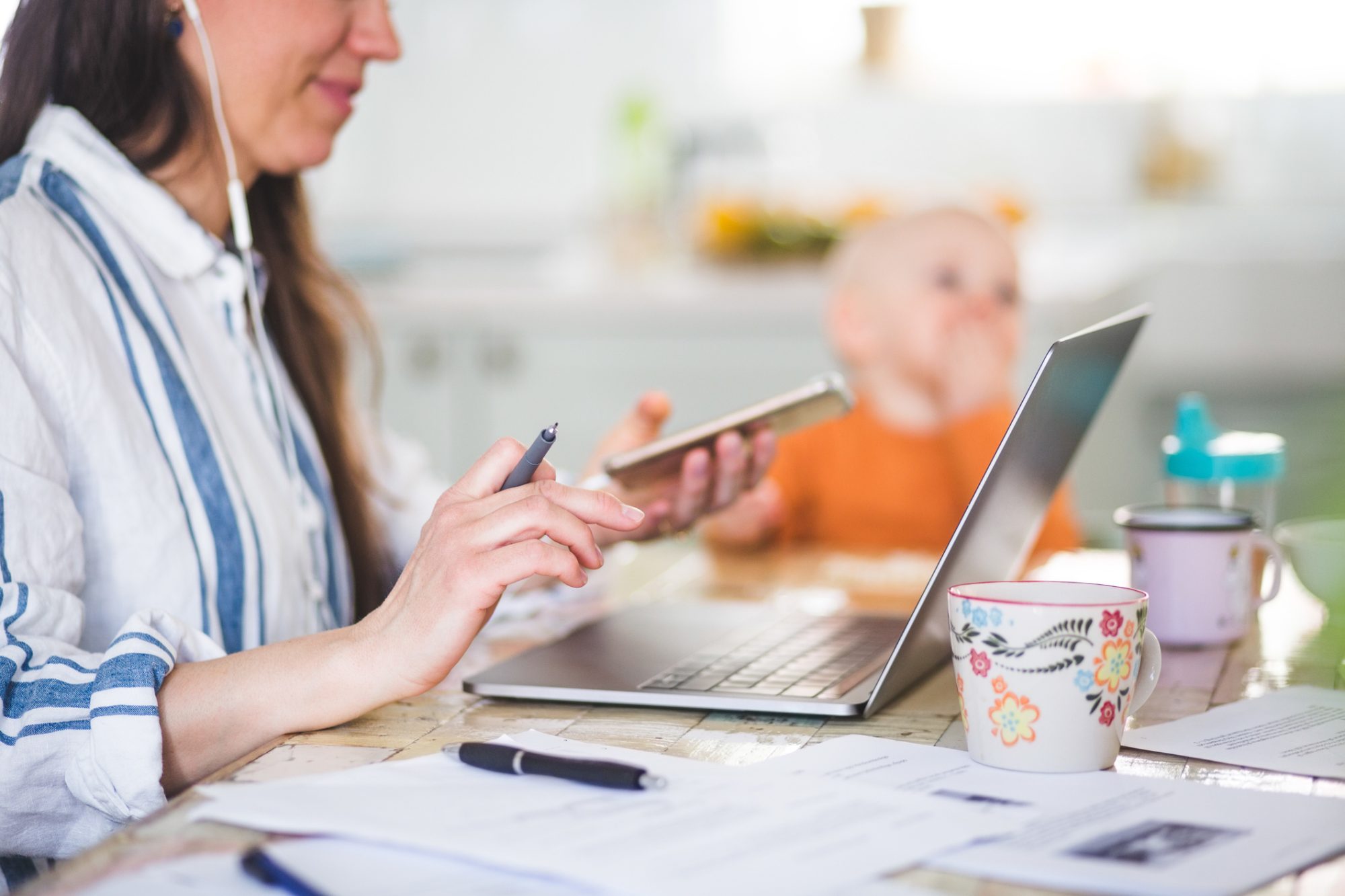 ¿Por qué juzgamos las decisiones financieras de otras madres?