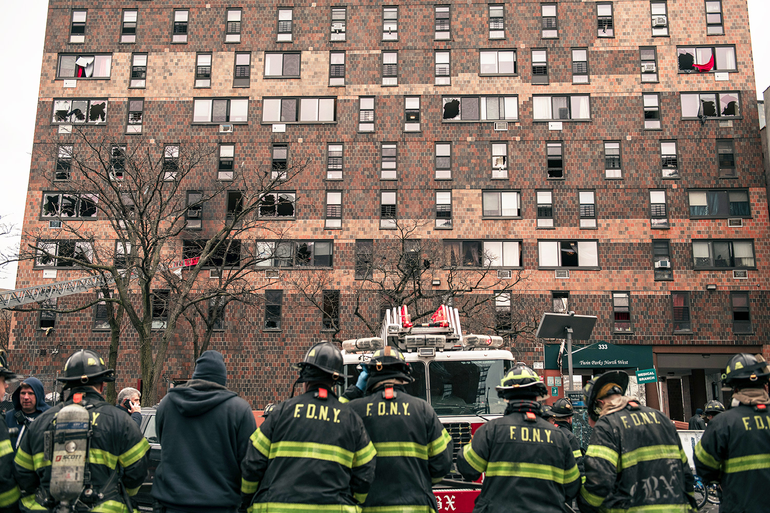 Al menos 19 muertos, entre ellos 9 niños, en el peor incendio de Nueva York en más de 30 años, según las autoridades