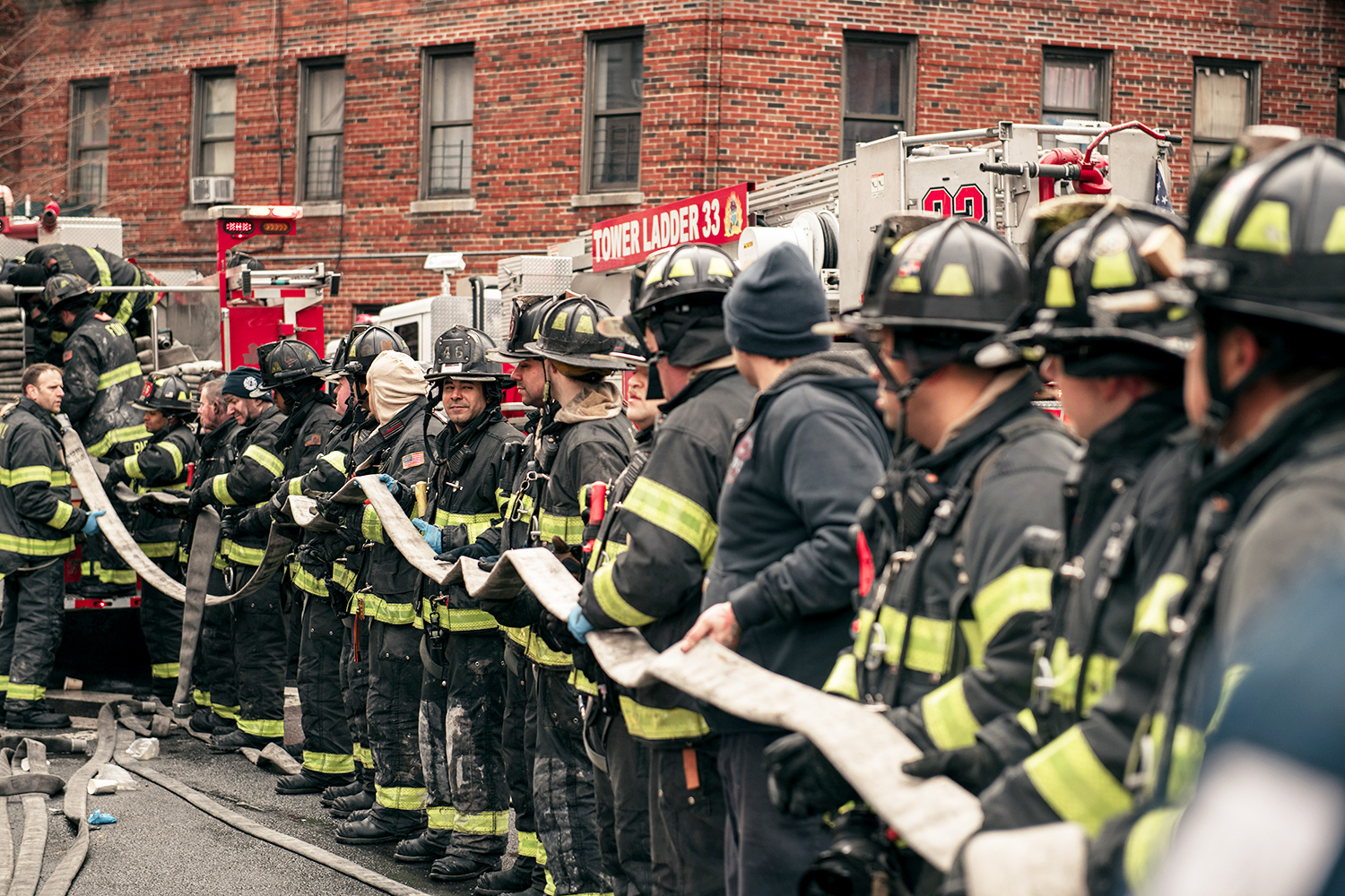 Al menos 19 muertos, entre ellos 9 niños, en el peor incendio de Nueva York en más de 30 años, según las autoridades