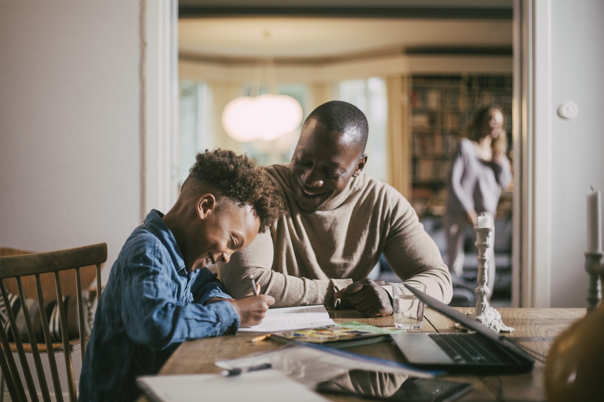 ¿Está pensando en educar a sus hijos en casa? Estos son los gastos a tener en cuenta