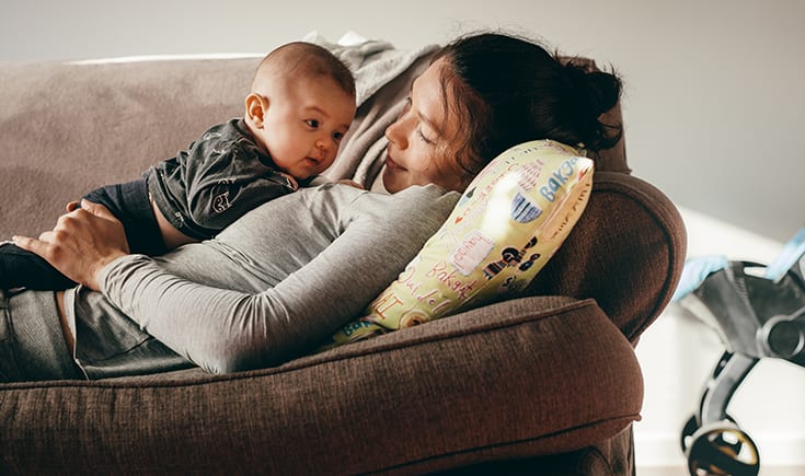 No estás fracasando en la maternidad. Estás siendo madre durante una crisis