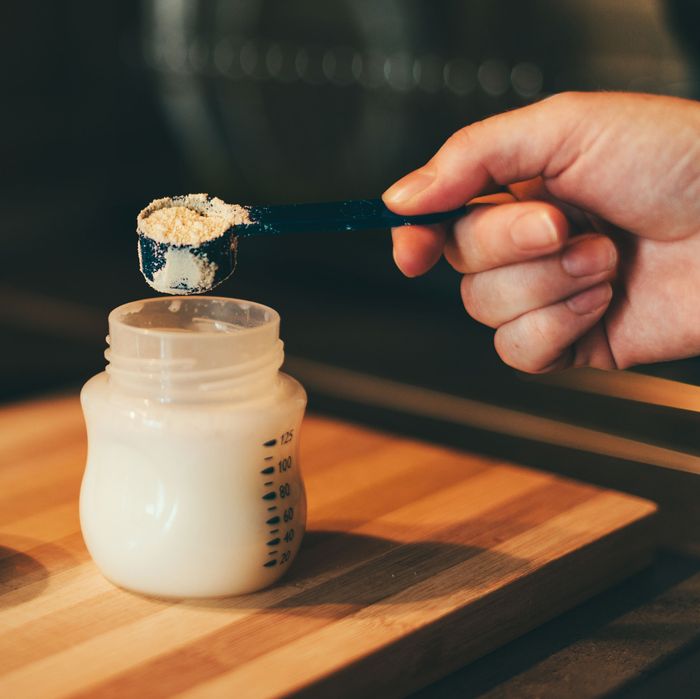 Una madre de Manhattan demanda a su niñera por alimentar a su bebé con leche artificial