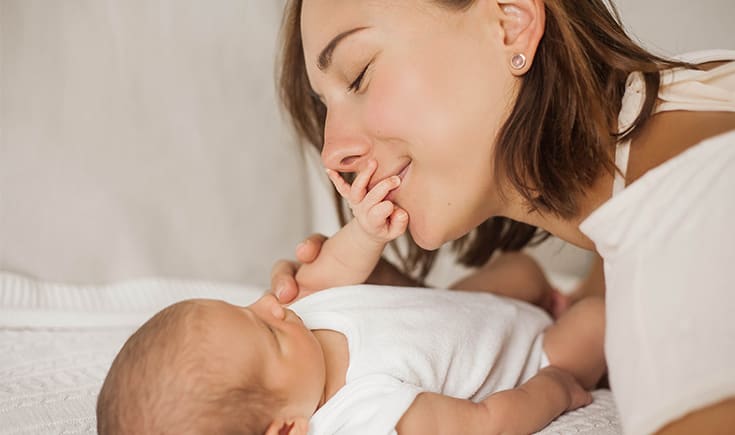 Los peligros de que la gente bese a tu recién nacido