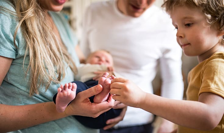 10 formas prácticas de ayudar a tu primogénito a adaptarse al nuevo bebé