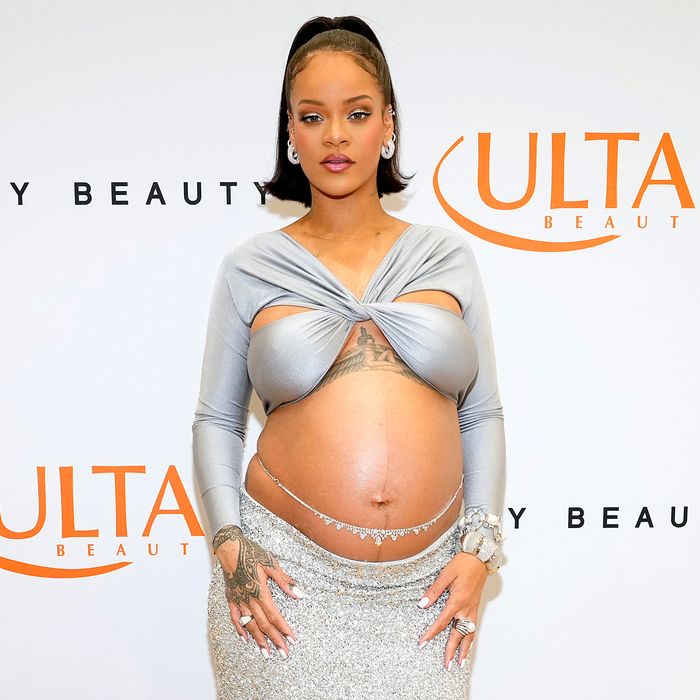 Adviértase, Rihanna dará la vuelta a la mesa por su hijo