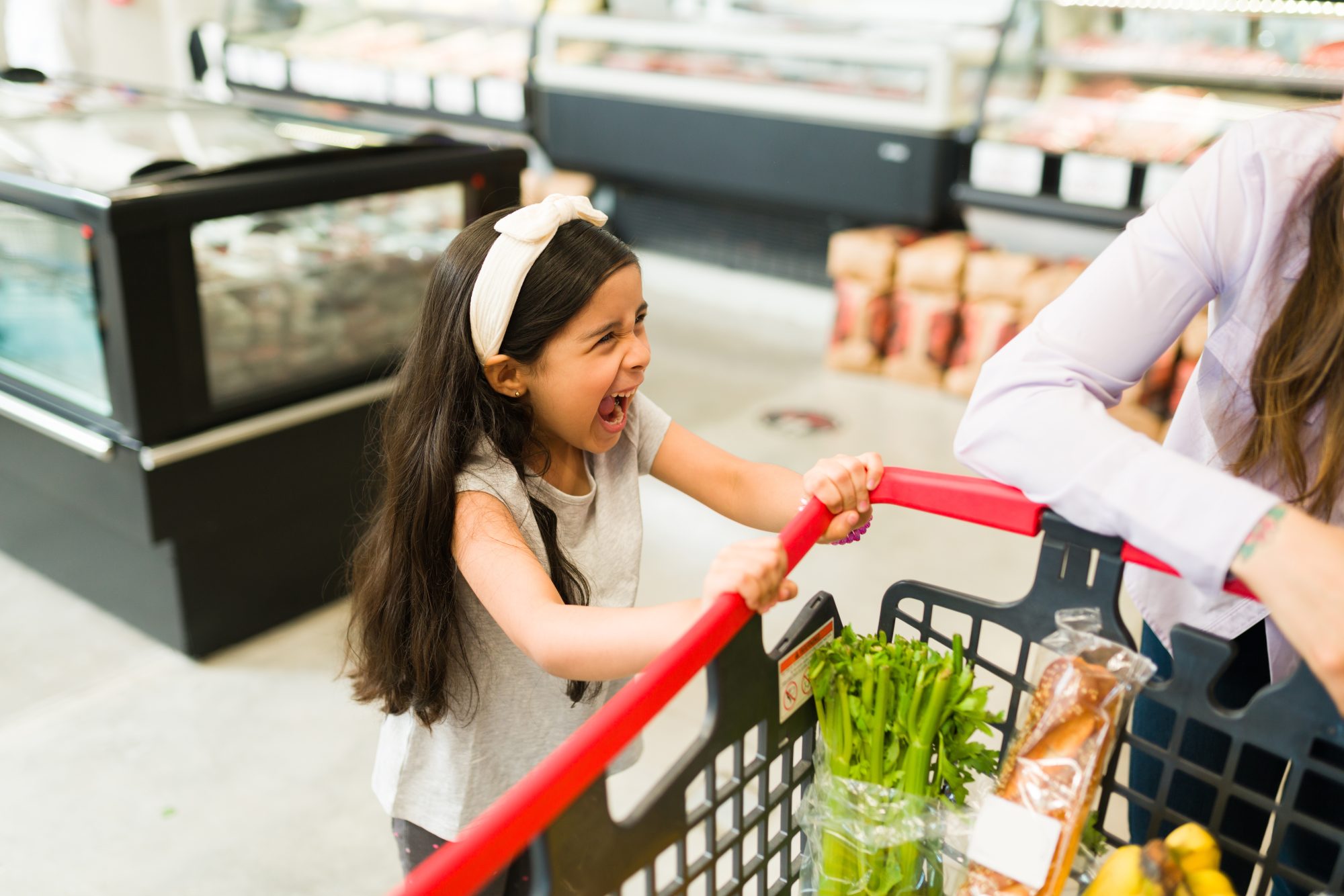 El terapeuta infantil valida la crianza suave de la madre en Walmart, incluso cuando no es el camino más fácil