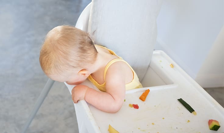 ¿Por qué mi bebé tira la comida?