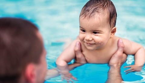 Qué esperar de las clases de natación para bebés