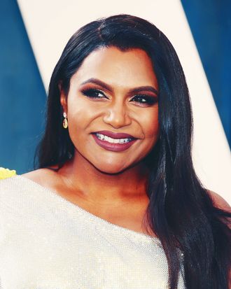 A Mindy Kaling no le importa quién crees que es el padre de sus hijos