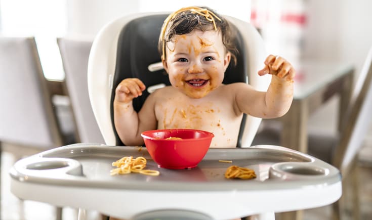 La importancia del juego sucio para los bebés que empiezan a comer sólidos