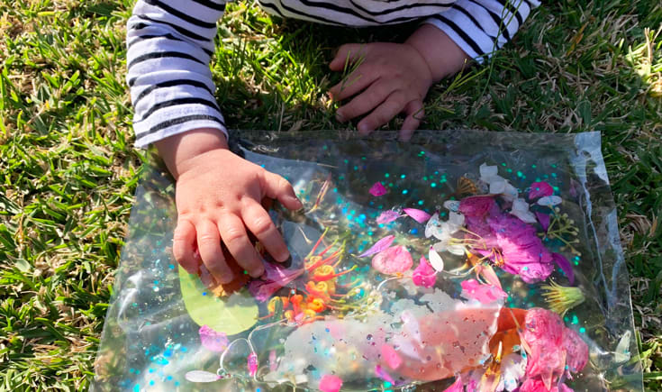 Sensory-play-baby-flowers