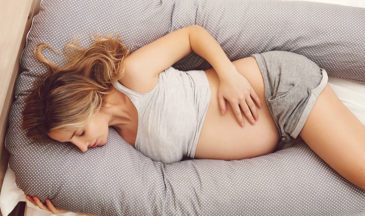 Un estudio demuestra que dormir de espaldas durante el embarazo aumenta el riesgo de parto prematuro
