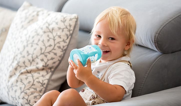 Bebidas lácteas para niños pequeños frente a la leche de vaca