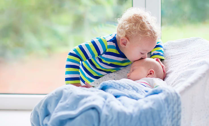 Cinco maneras de preparar a su hijo para el nuevo bebé