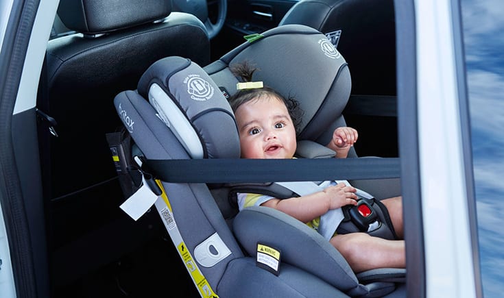 ¿Cuándo puedo mover a mi bebé de la silla de auto orientada hacia atrás?