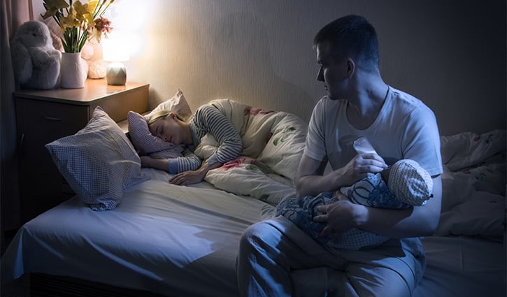 Compartir las tareas nocturnas de los padres primerizos podría prevenir la depresión posparto