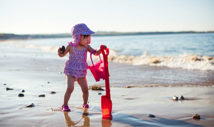 10 artículos esenciales para un día de playa divertido y seguro con tu bebé