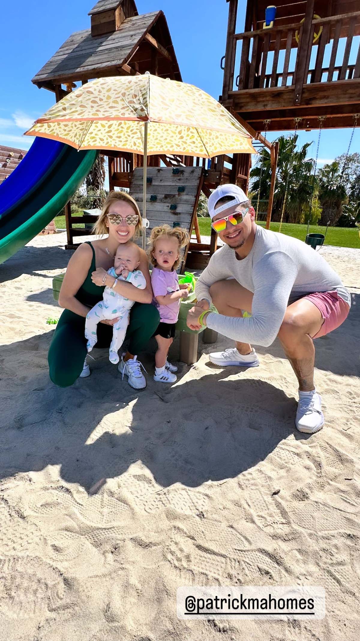 Diversión fuera de temporada Patrick Mahomes pasa tiempo al aire libre con su mujer y sus hijos