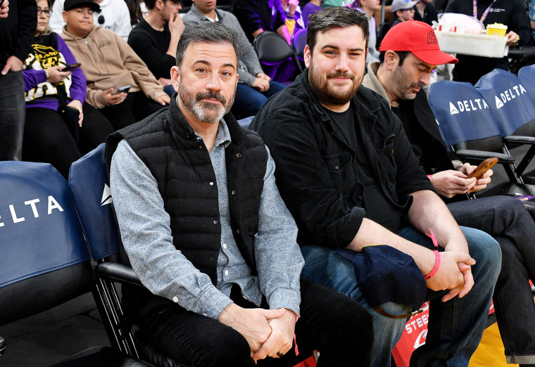 Kevin, el hijo adulto de Jimmy Kimmel, se parece mucho a él en una nueva foto