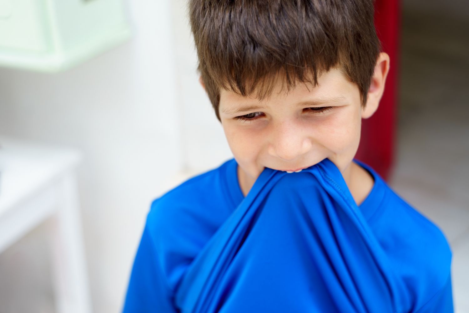 ¿Por qué mi hijo se muerde la camisa? 