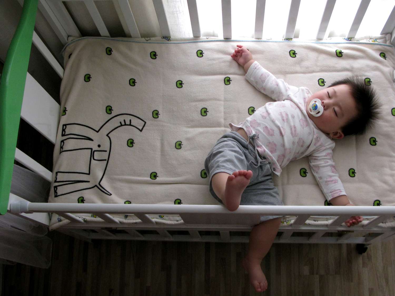 ¿Puede dormir mi bebé con chupete?