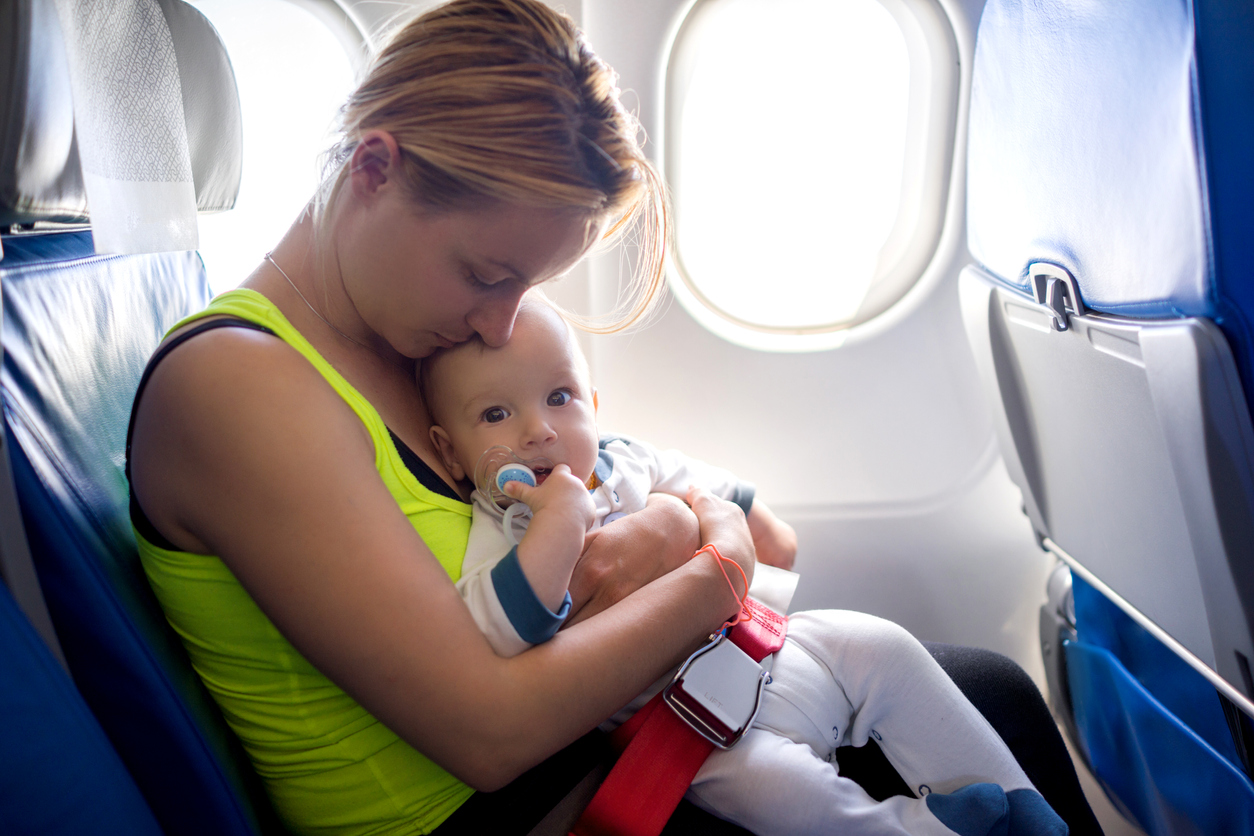 Tras un reciente incidente, se reanuda la campaña para prohibir los bebés falderos en los aviones