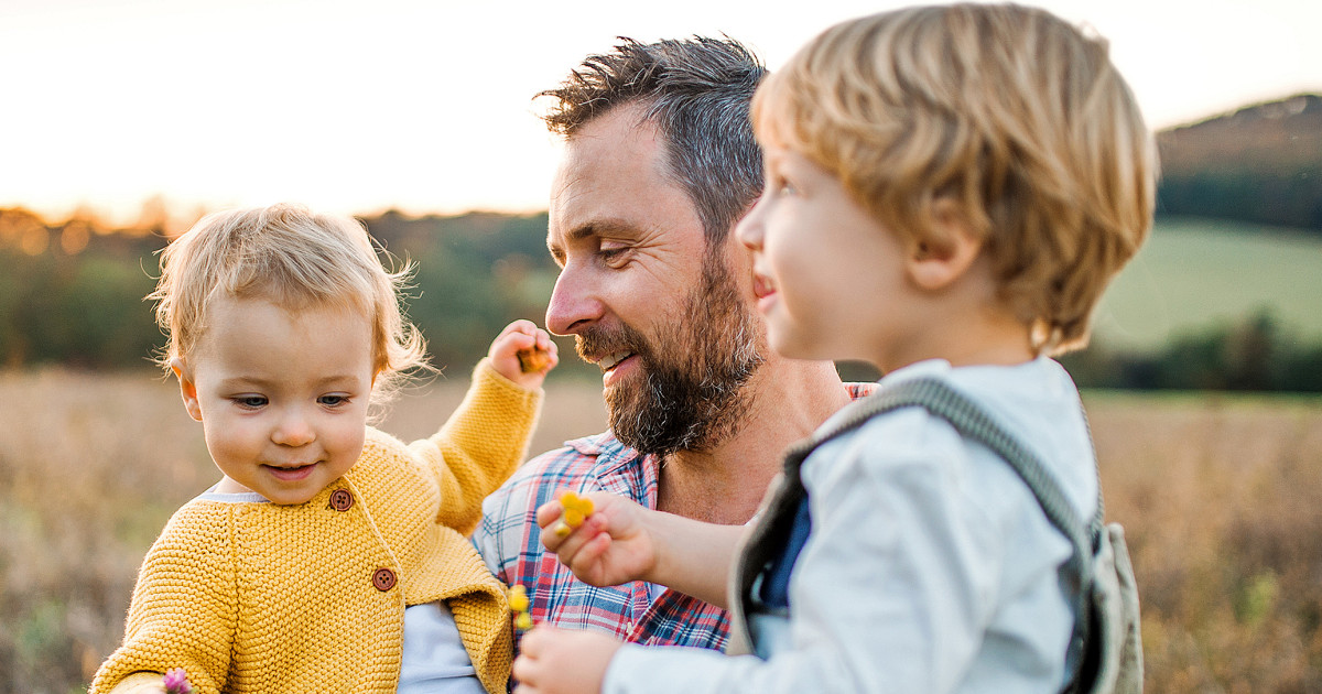 35 frases sobre la paternidad que encarnan el papel especial de los padres