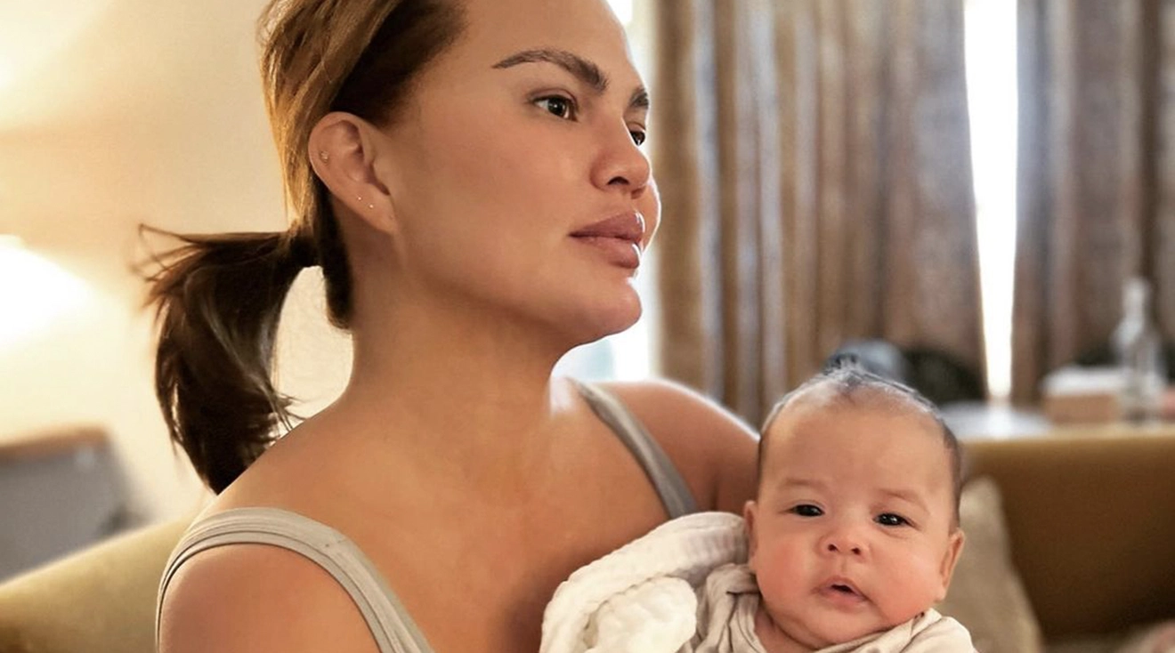 Chrissy Teigen comparte una cándida foto posparto