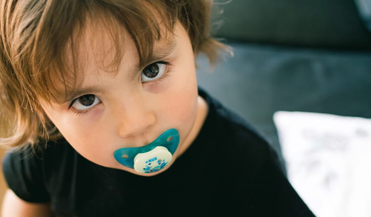 Cómo destetar suavemente a un niño pequeño de su chupete esta Semana Santa