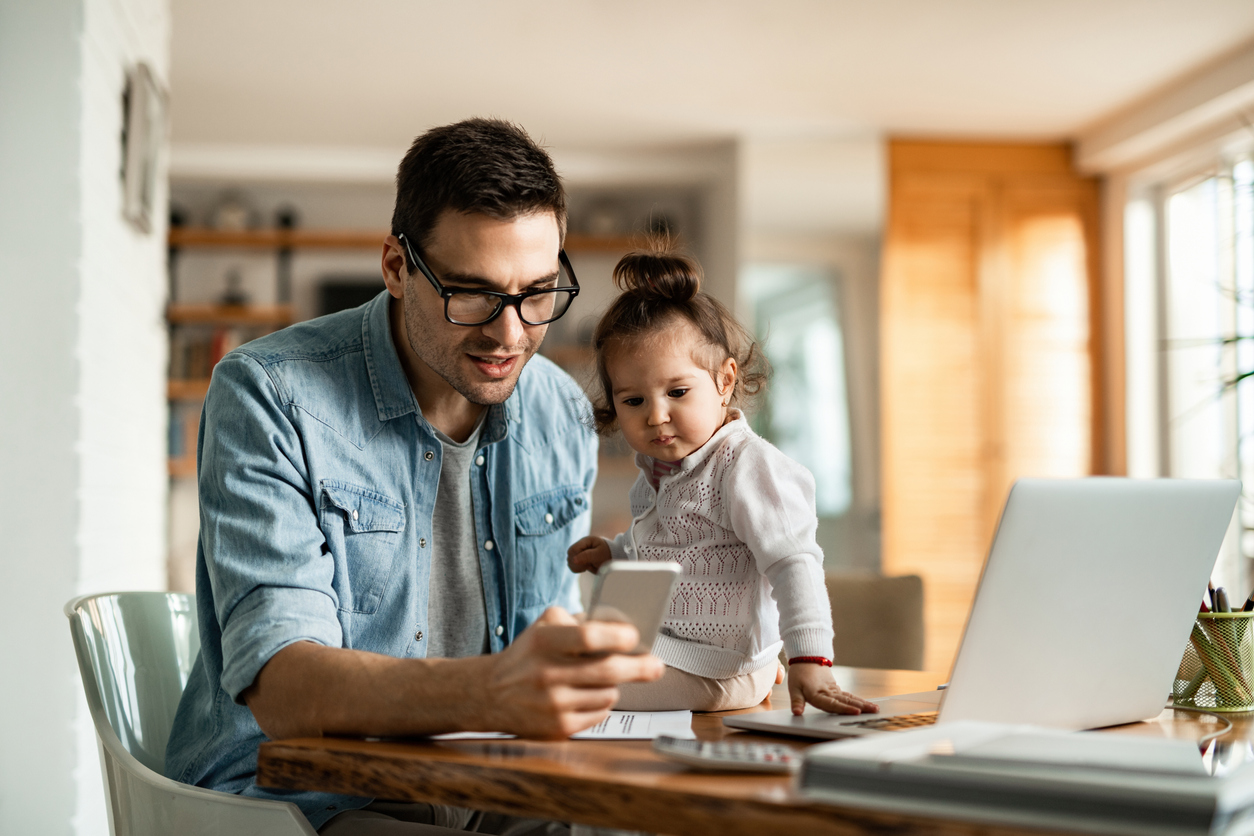 Cómo influye en los niños el tiempo que pasan los padres al teléfono