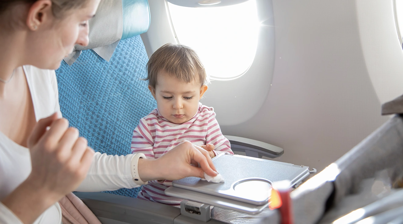 Debate viral: ¿Quién debe limpiar lo que ensucian los niños en los aviones?