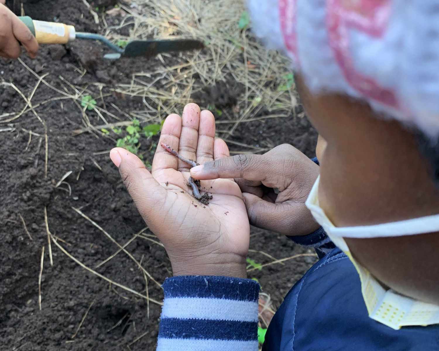 Esta educadora de Newark está eliminando las barreras al juego al aire libre y al método Montessori para los niños negros