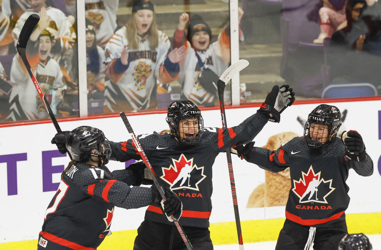 ¡Goles de mamá! Una jugadora de hockey canadiense marca en un partido meses después de dar a luz 