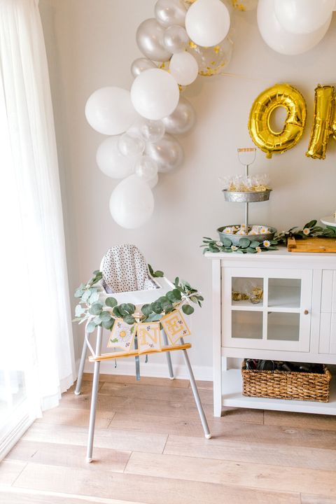 The bee themed first birthday party includes lots of daisies in the decor the bee themed first birthday party includes lots of daisies in the decor