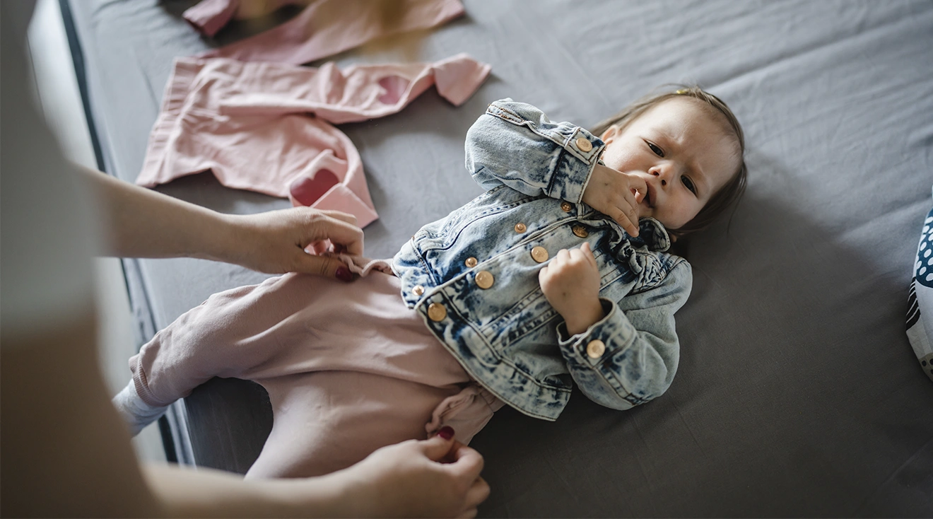 Un TikTok viral podría explicar por qué no le queda bien la ropa a un bebé