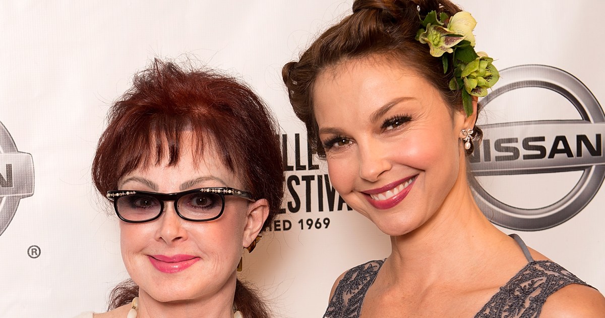 Ashley Judd describe cómo ordenó las "cosas preciosas" de su madre en el primer aniversario de su muerte