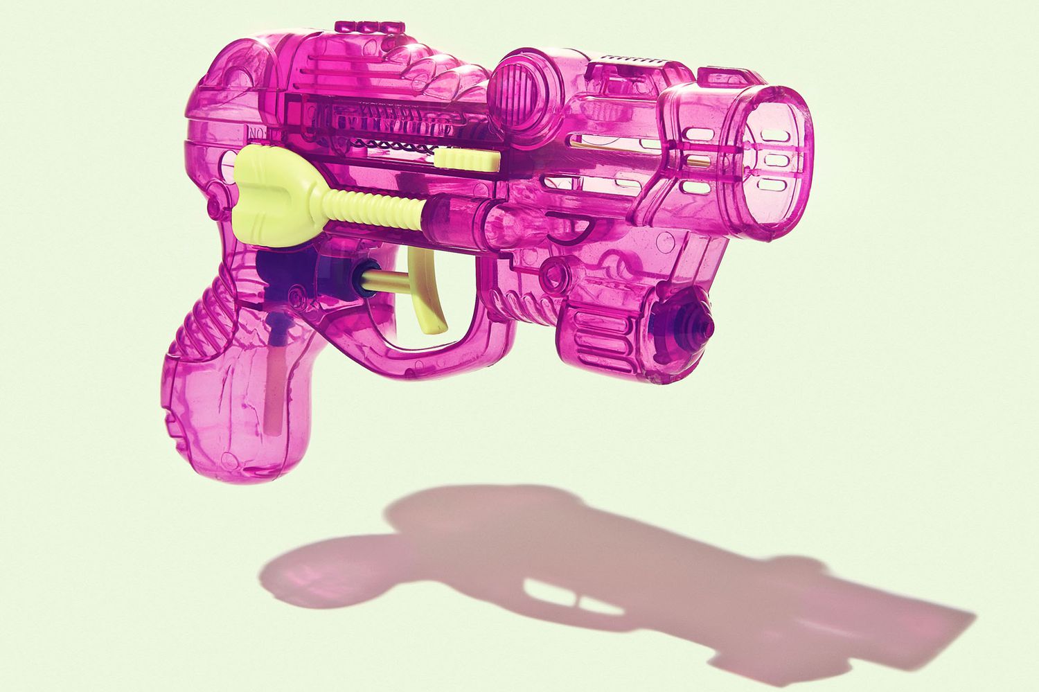 ¿Está mal dejar que los niños jueguen con pistolas de juguete?
