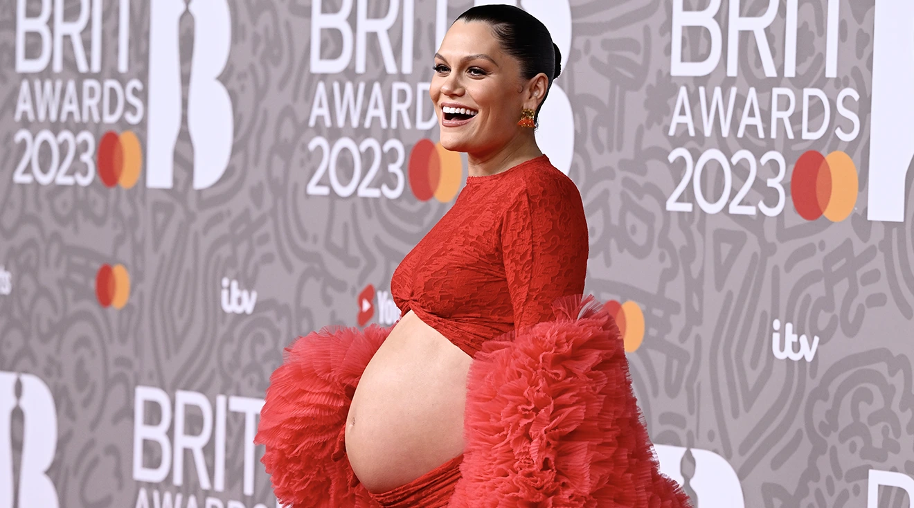 La artista pop Jessie J da la bienvenida a su bebé arco iris