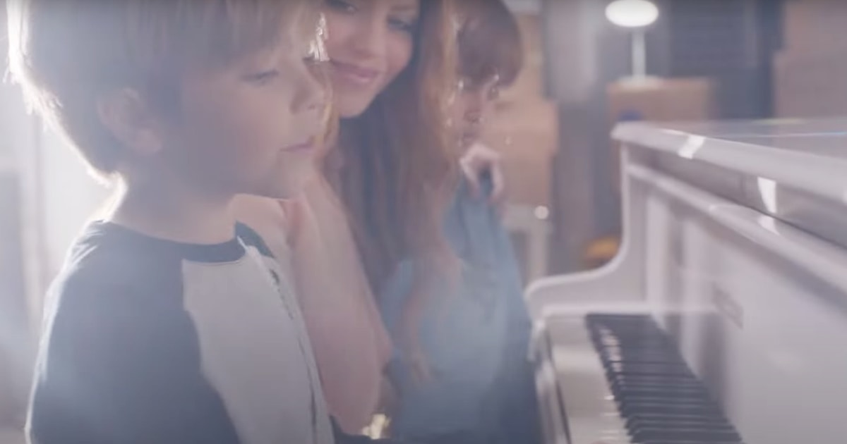 Los hijos pequeños de Shakira tocan el piano y cantan en su nuevo y emotivo videoclip