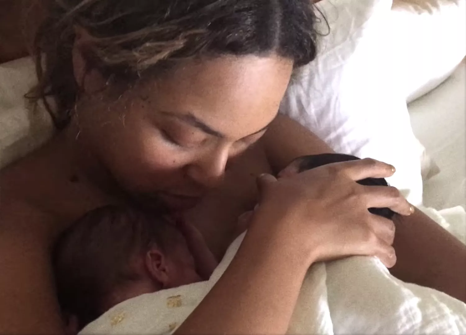 Madres famosas comparten su experiencia con la lactancia materna
