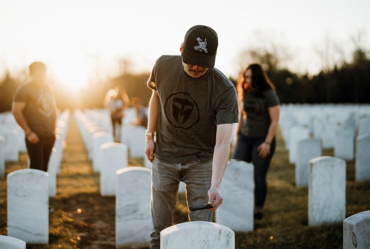 Su tuit viral inició un movimiento para honrar las tumbas de los héroes caídos cuyas familias no pueden visitar el Día de los Caídos.