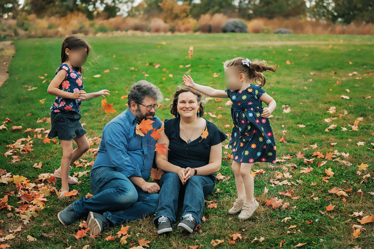 Las familias LGBTQ+ se enfrentan a una difícil cuestión en Estados hostiles: ¿Nos quedamos o nos vamos?